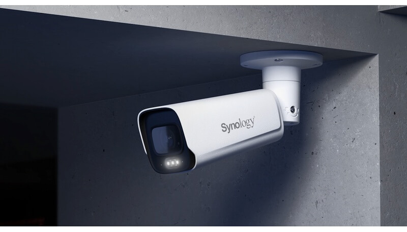 Caméra Synology BC800Z sur un mur extérieur